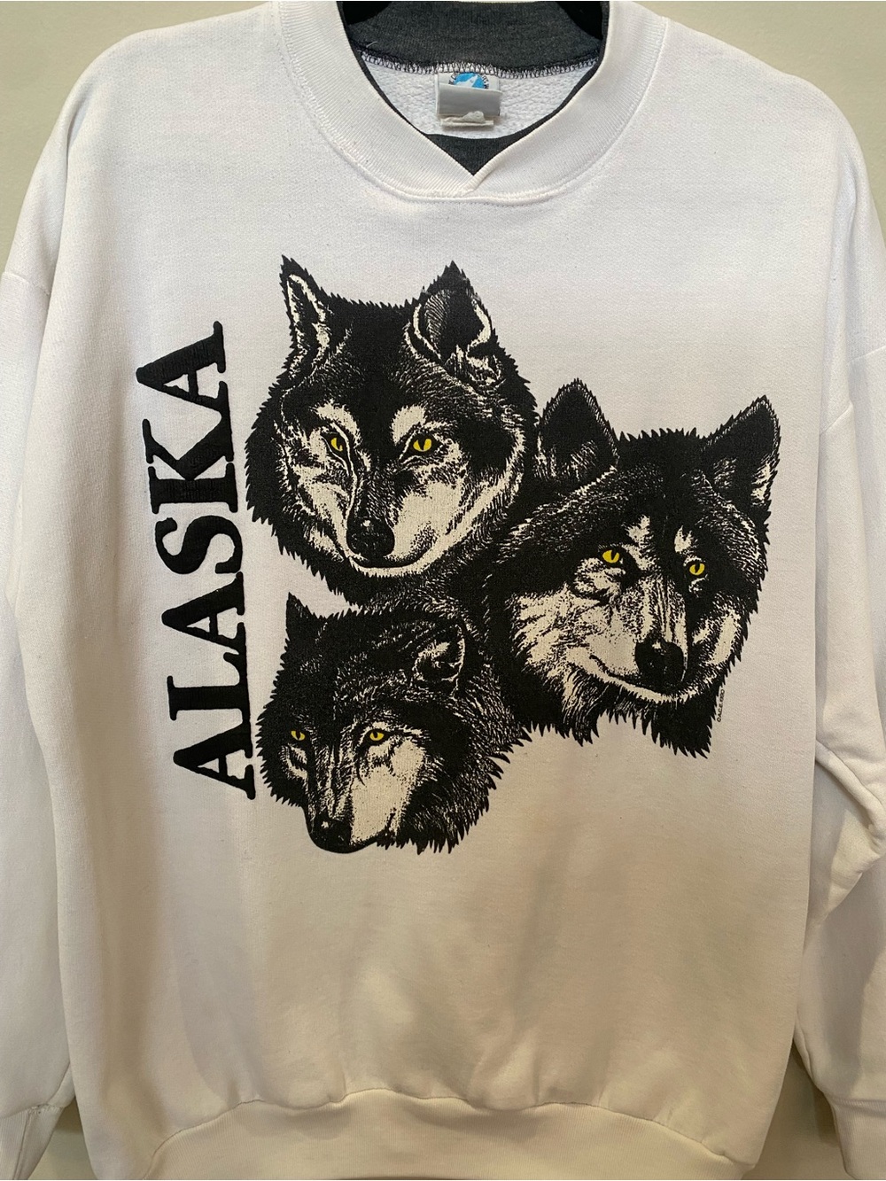 Vintage 90s “Alaska” White Crewneck Sweatshirt With Wolf Graphic Cozy Winter - Picture 2 of 4